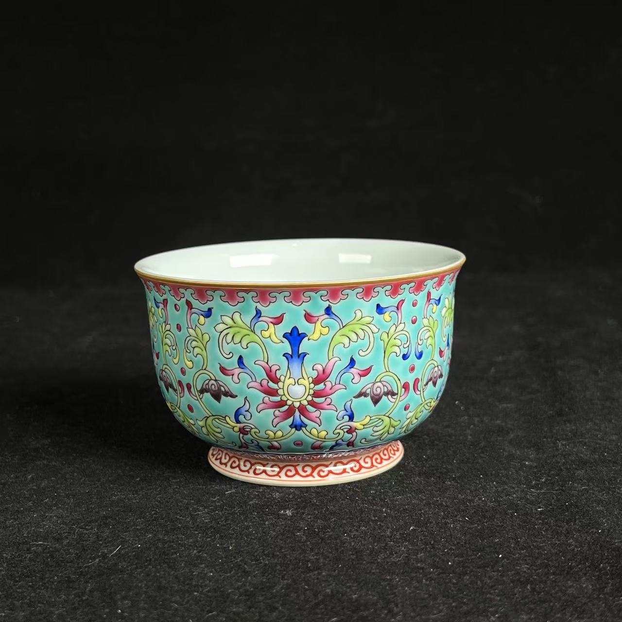 F松石绿地粉彩缠枝花卉纹杯