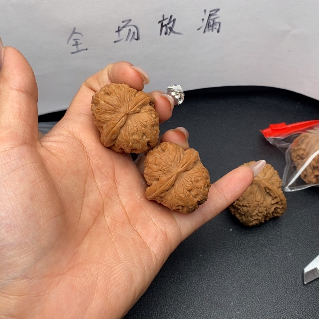 用***8文玩核桃把件平谷元宝