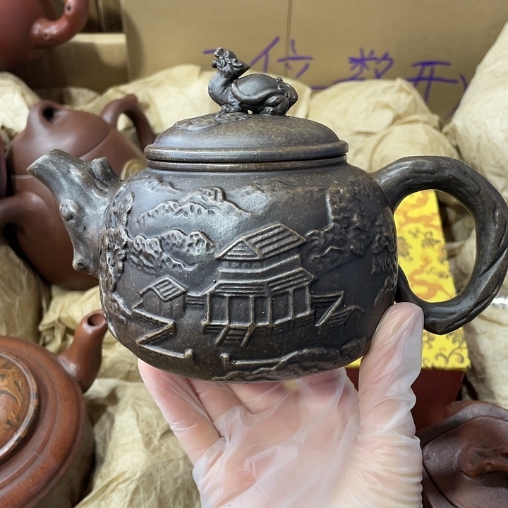 茶壶紫砂原矿泥料，手工制作一把紫砂壶。