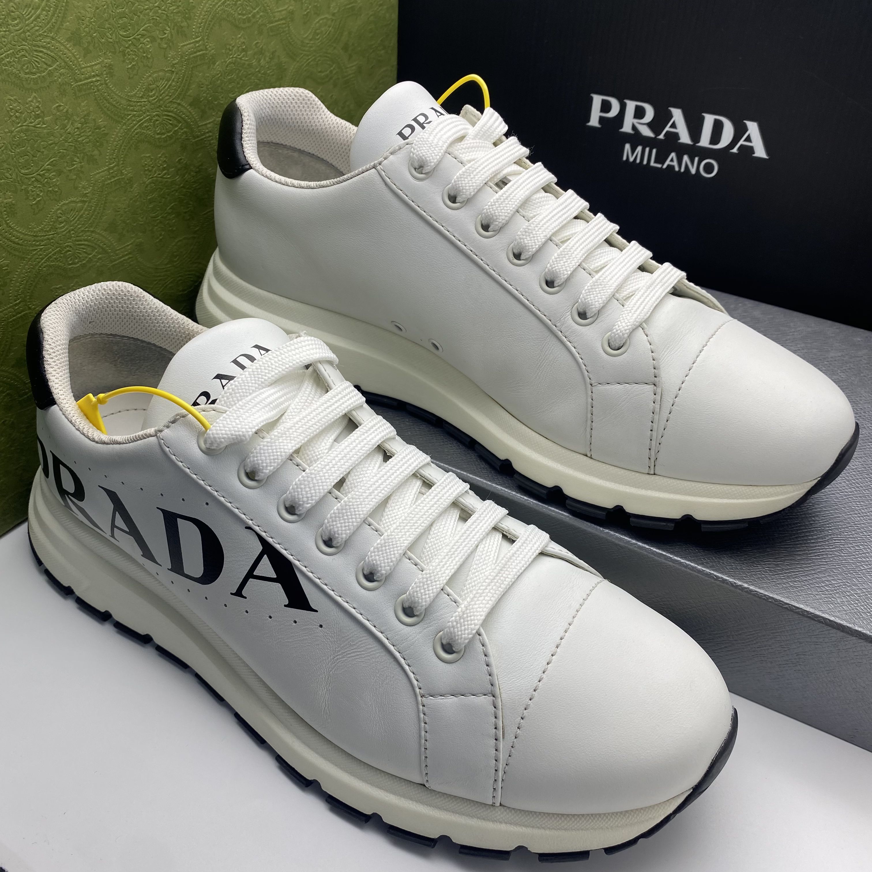 95新 Prada/普拉达 42欧码/白色皮面黑色大LOGO休闲时尚运动鞋