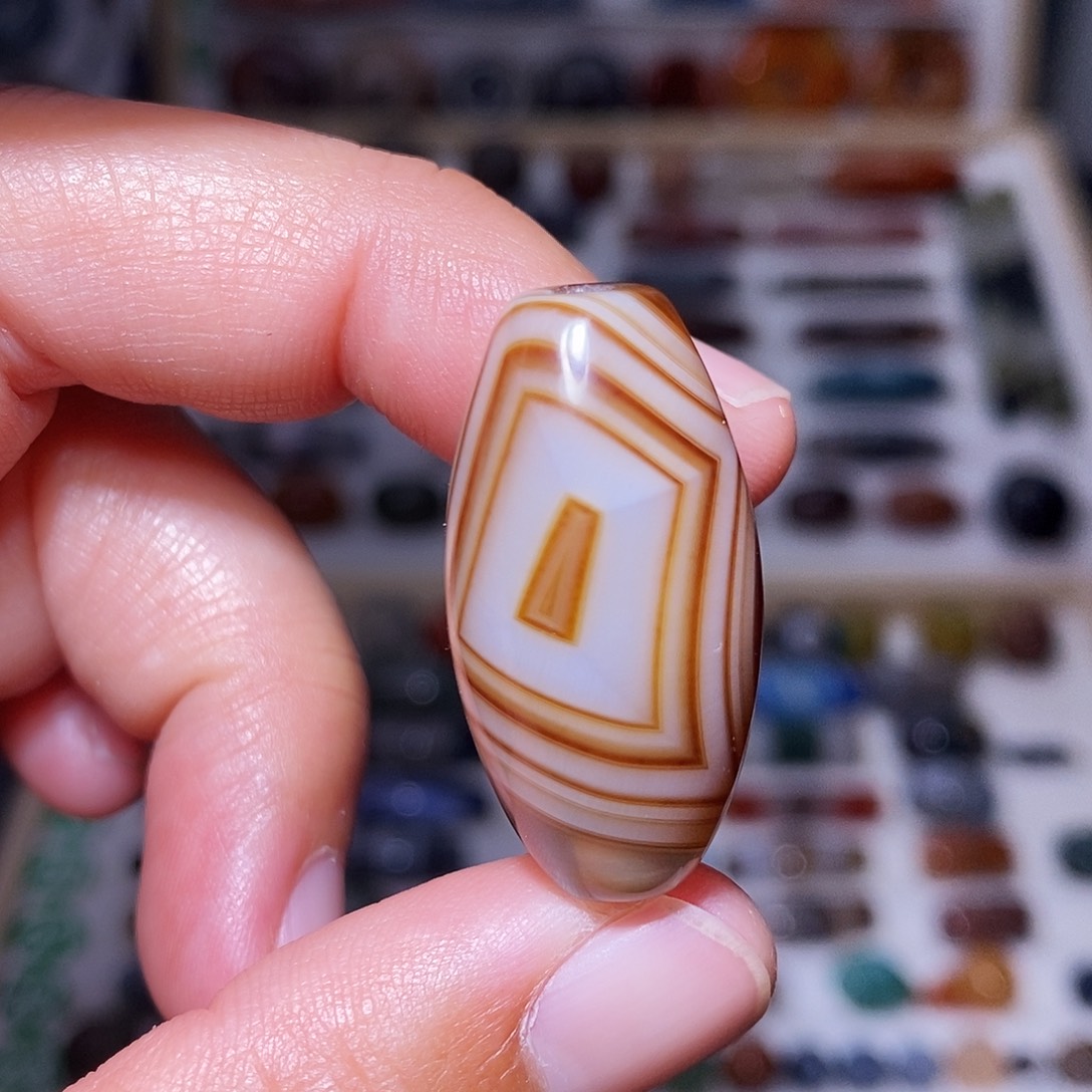 琥珀未镶嵌吊坠…….