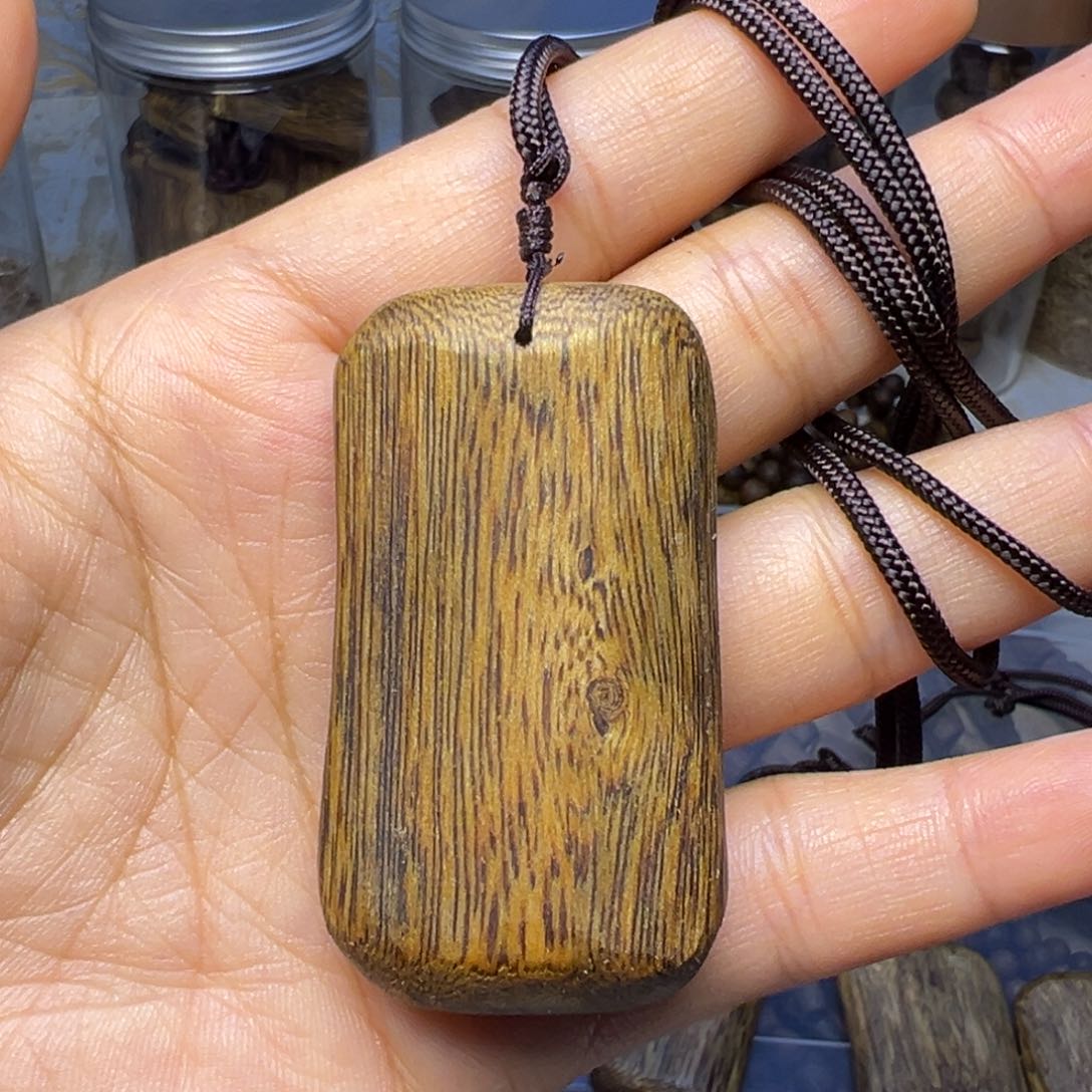 沉香吊坠亮**吃挂件吊坠9克多样性发一