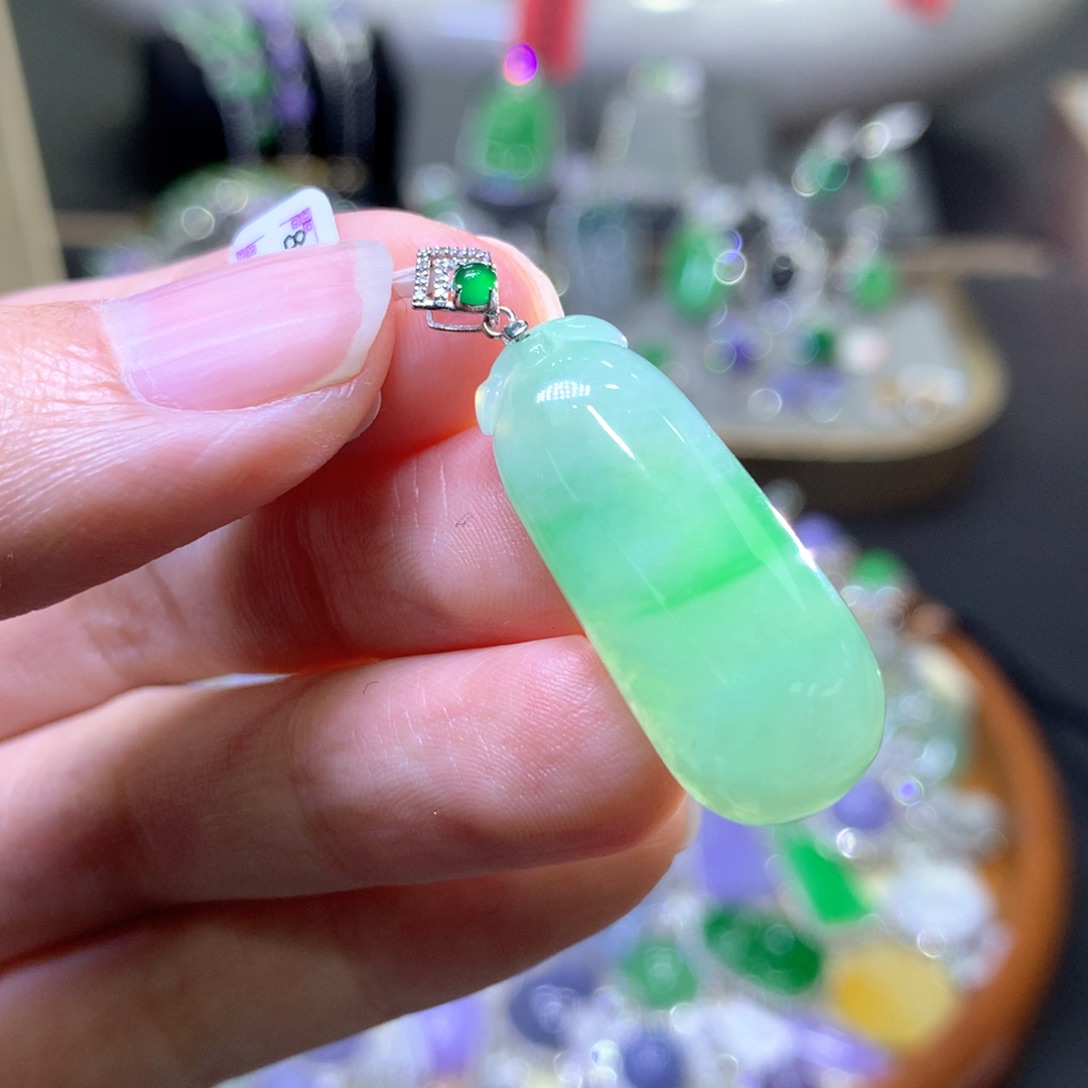 【闪购商品】翡翠颈饰18K金镶嵌翡翠吊坠项链