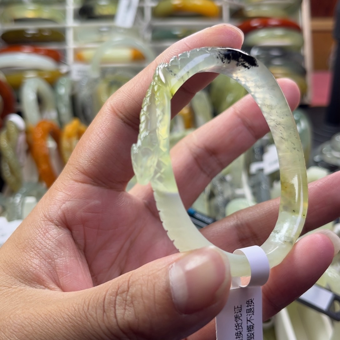 蛇纹石玉手镯未镶嵌