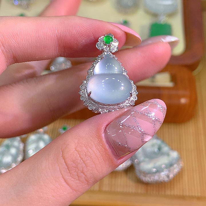 颈饰18K金镶嵌翡翠