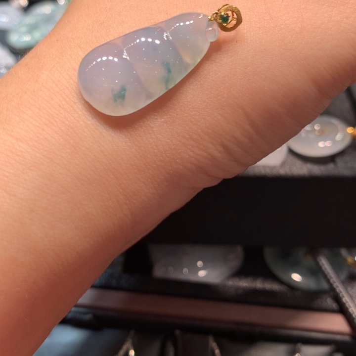 【闪购商品】颈饰18K金镶嵌翡翠