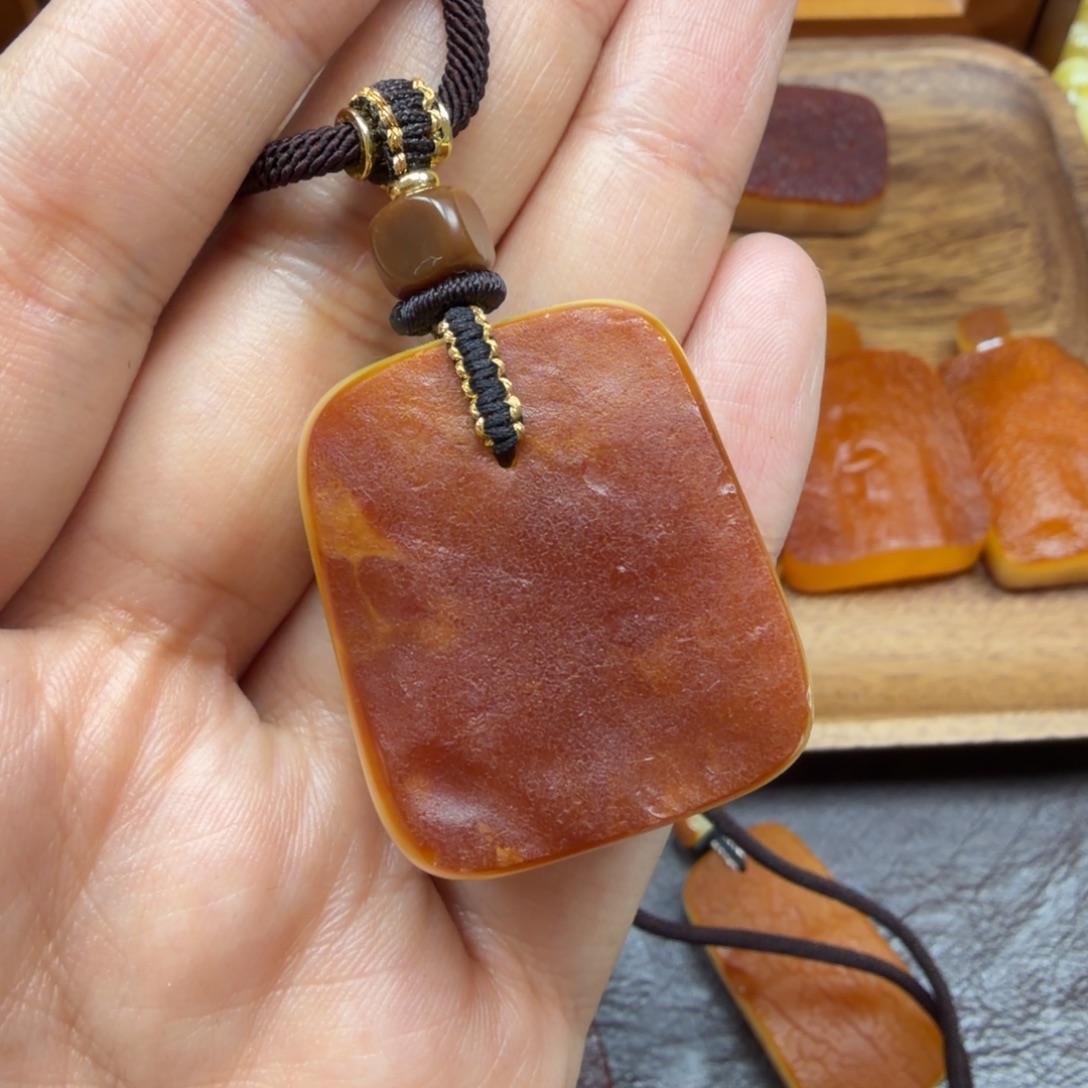 琥珀未镶嵌吊坠(赠链)