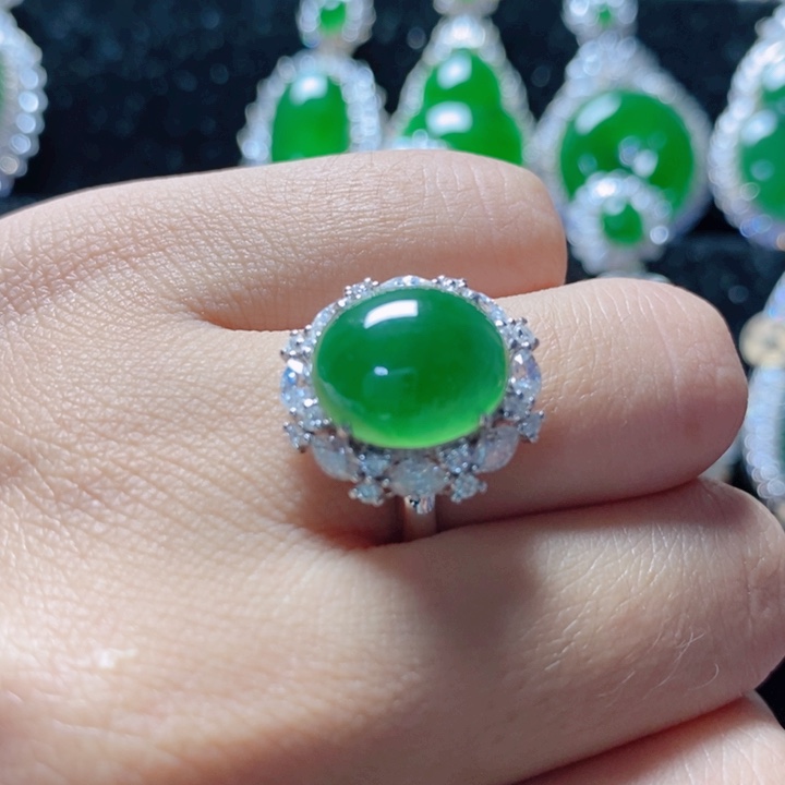 翡翠颈饰18K金镶嵌18。