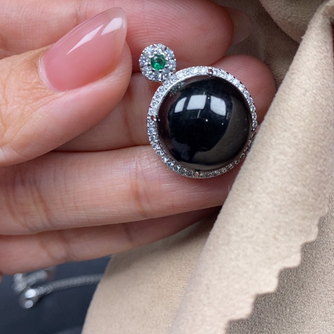 翡翠颈饰未镶嵌翡翠