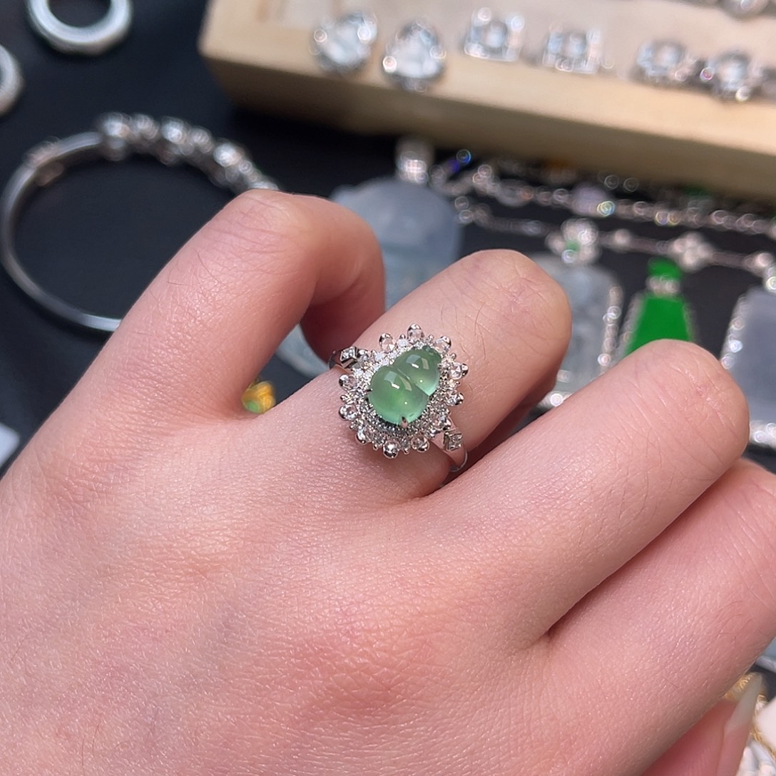 翡翠18K金镶嵌戒指葫芦