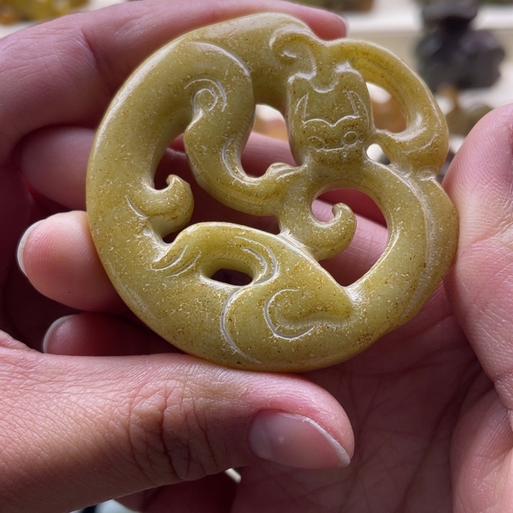 蛇纹石玉颈饰未镶嵌