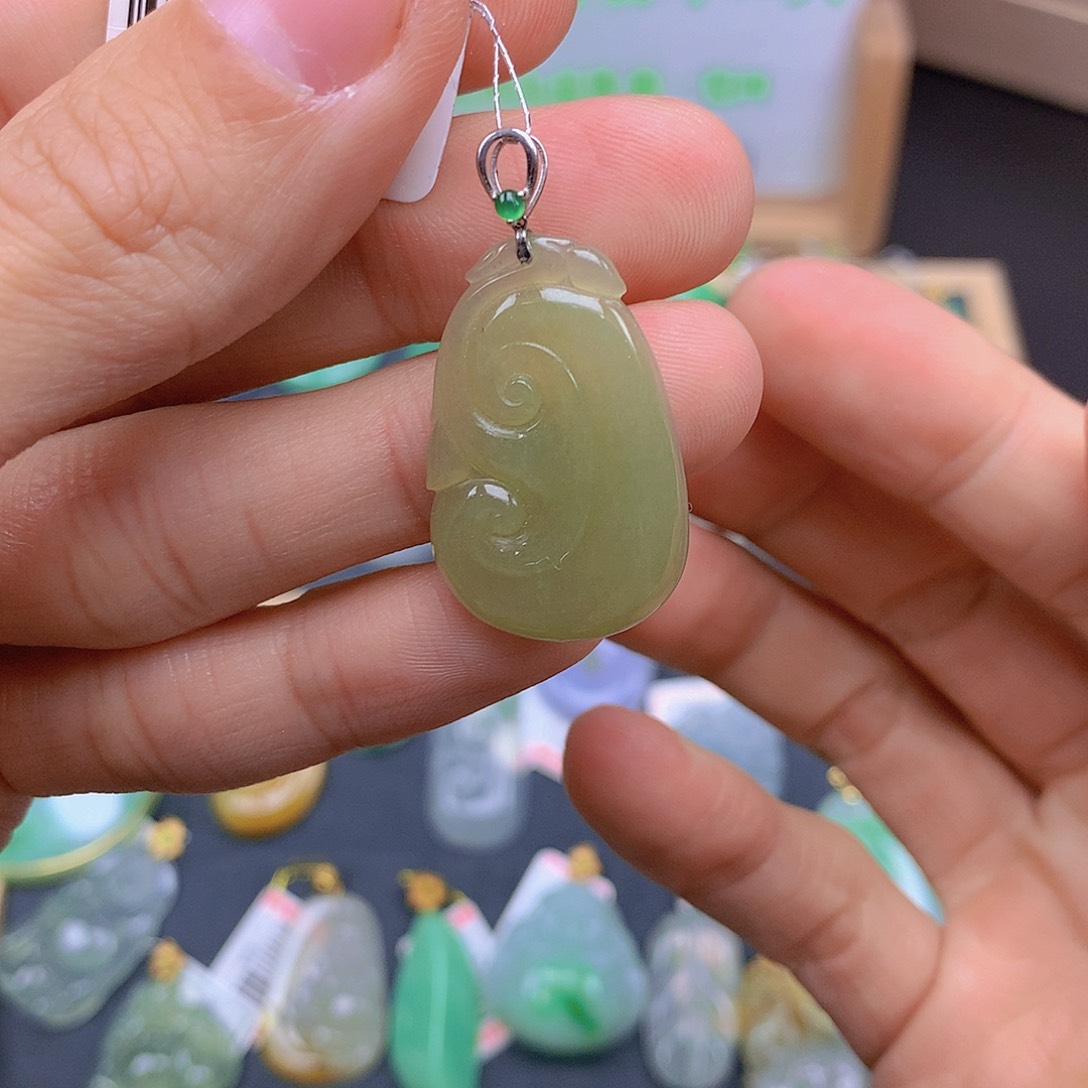 翡翠颈饰18K金镶嵌翡翠