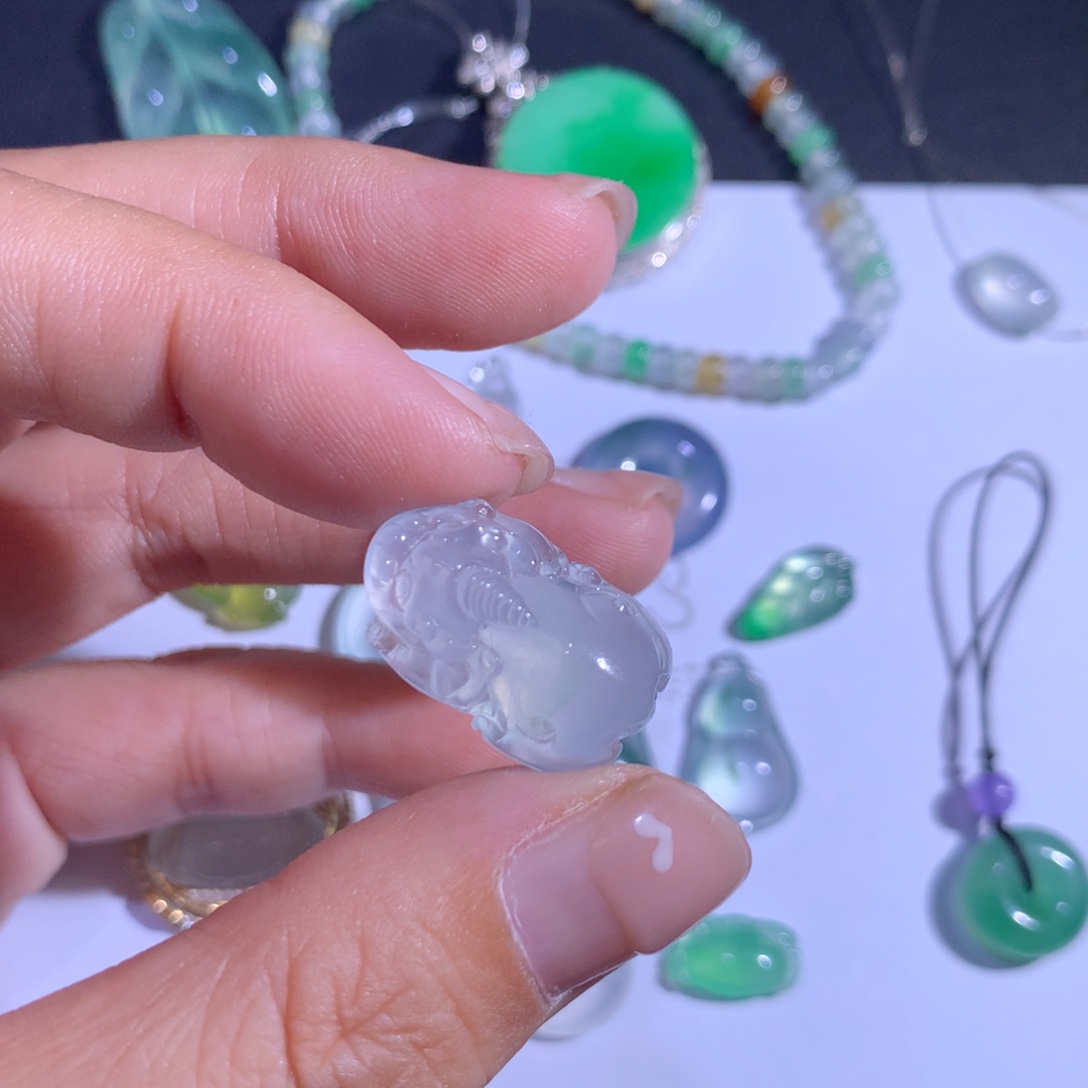 翡翠未镶嵌颈饰貔貅