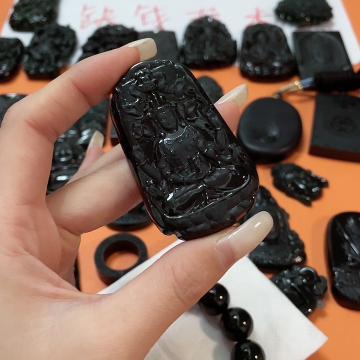 翡翠颈饰未镶嵌戴*馆