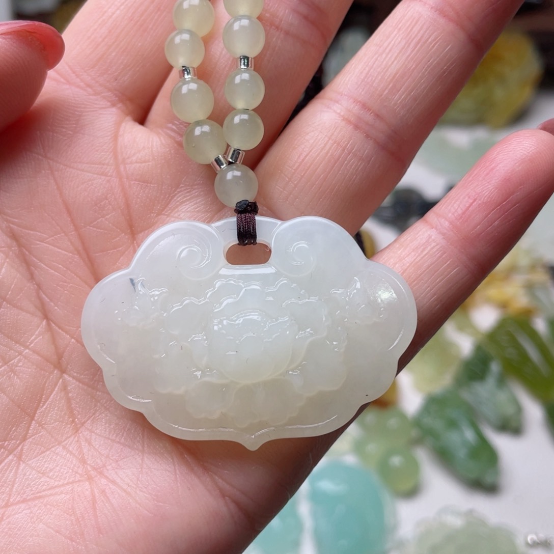 蛇纹石玉颈饰未镶嵌