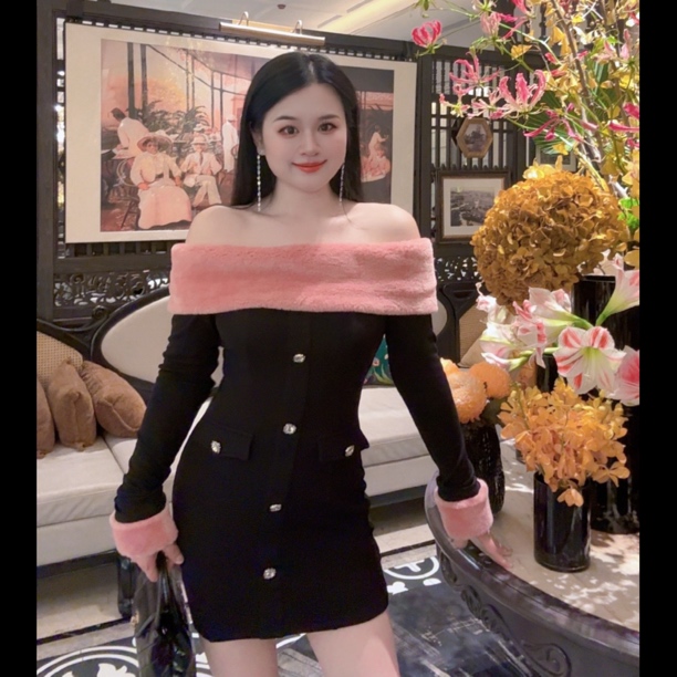 魅鹊 52556 秋冬新款富家千金感毛领一字肩修身显瘦包臀连衣裙