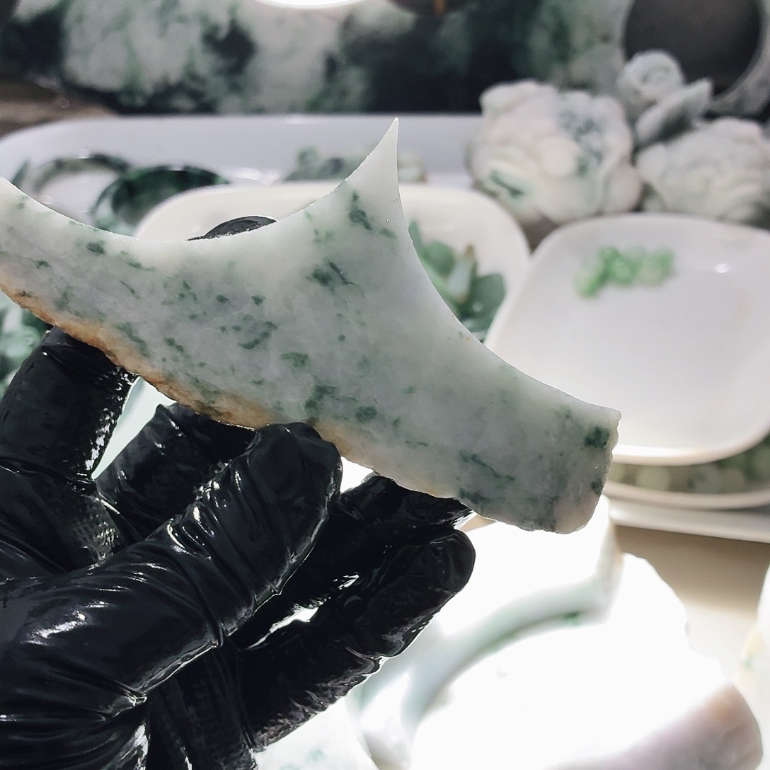 翡翠未镶嵌颈饰边角料