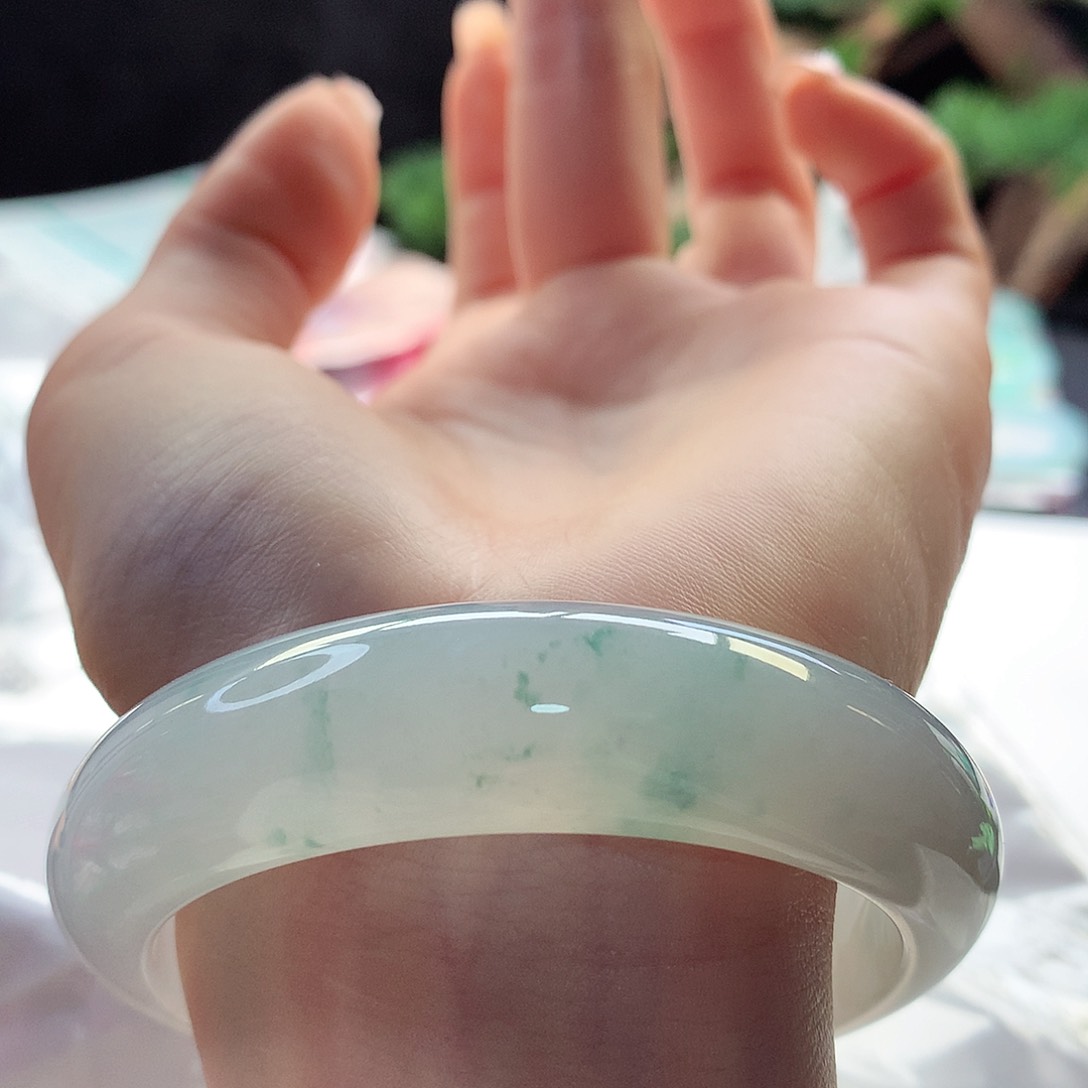 翡翠手镯未镶嵌天然翡翠56-57轮胎飘绿花清香淡雅款