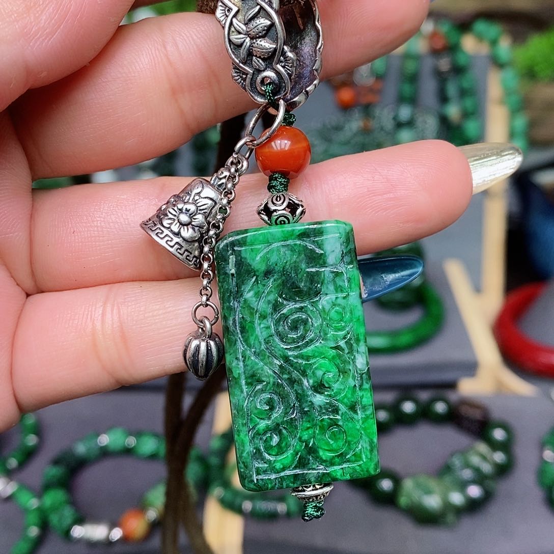 翡翠颈饰未镶嵌漂亮美眉