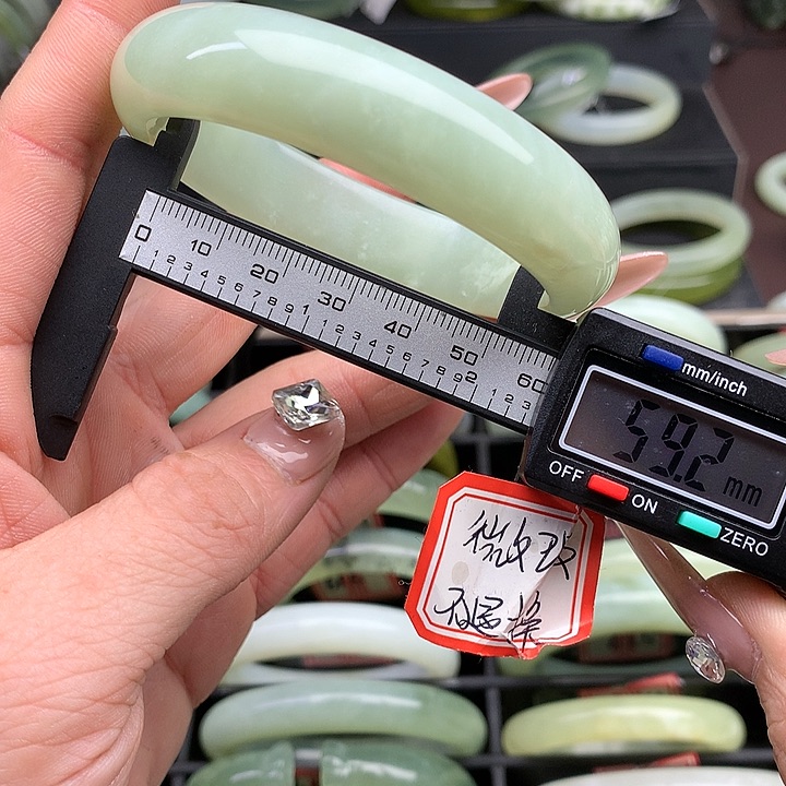 蛇纹石玉手镯未镶嵌628