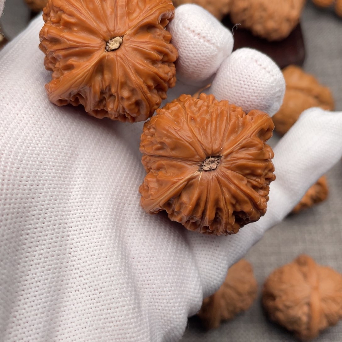 文玩核桃把件白*?38红皮蜡皮山地磨盘