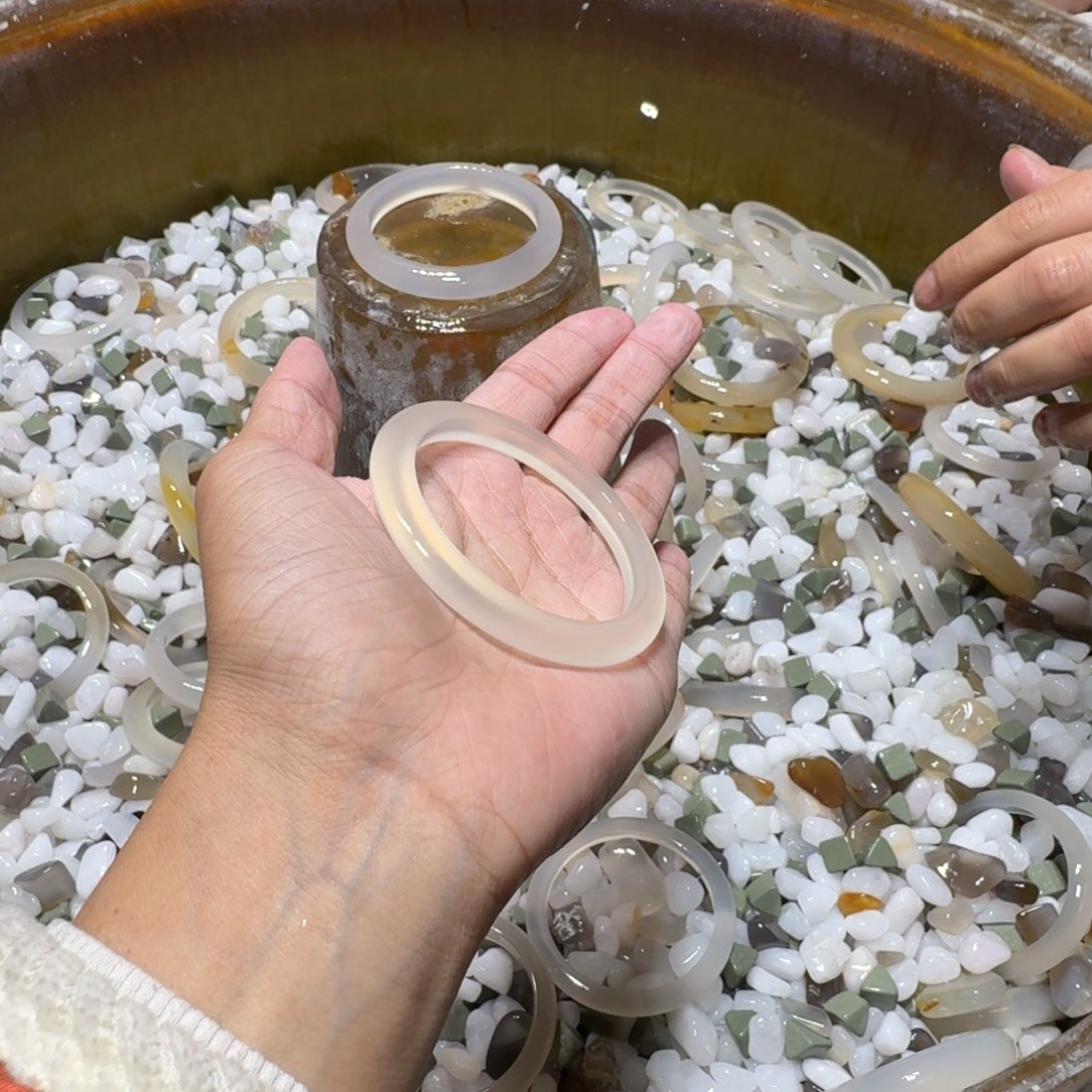 岂***李玛瑙/玉髓未镶嵌手镯