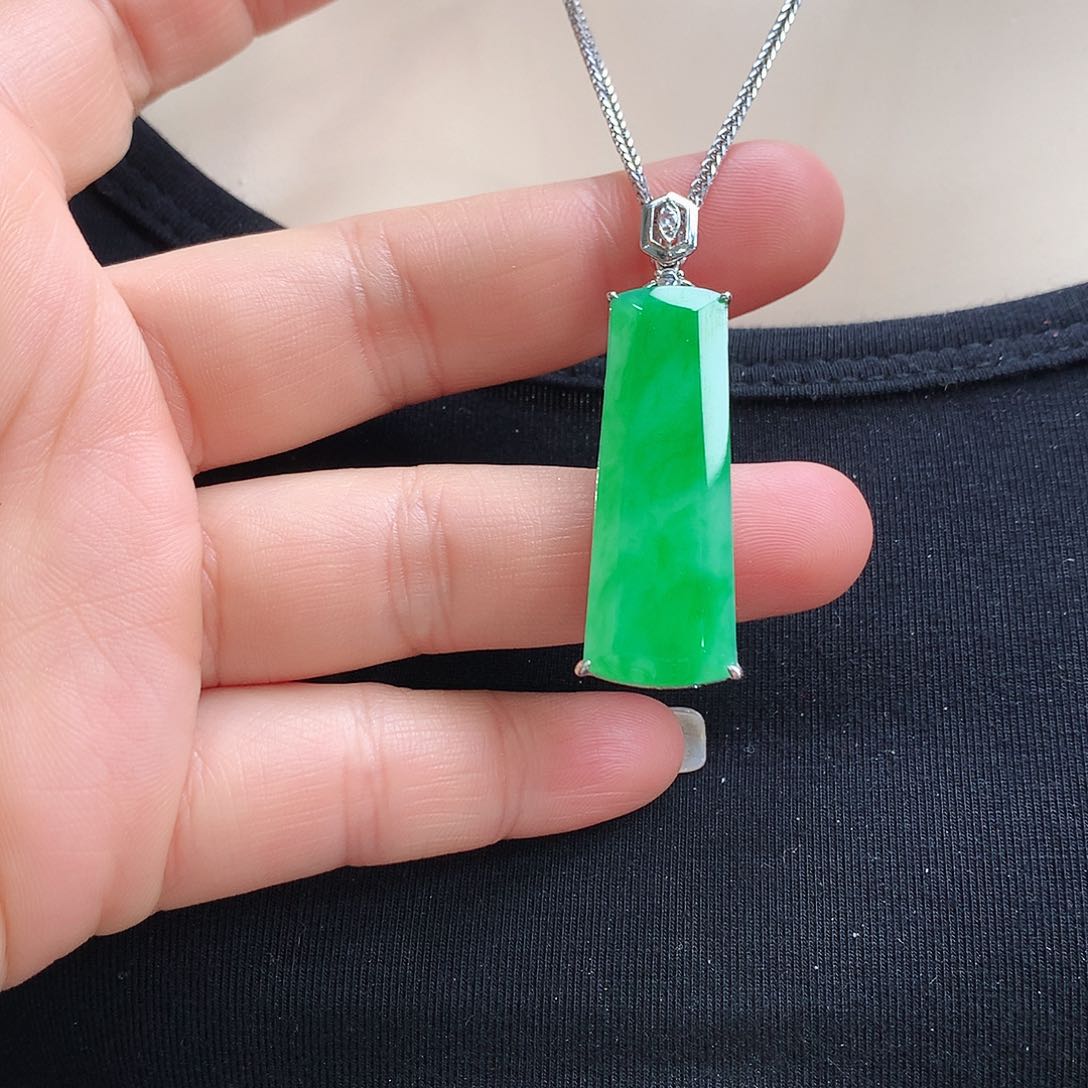 翡翠颈饰18K金镶嵌无事牌