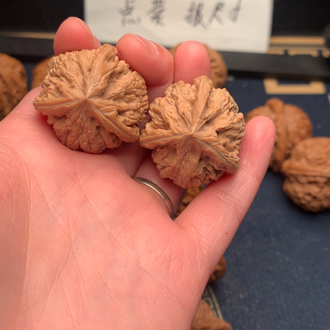 文玩核桃把件三棱手捻33