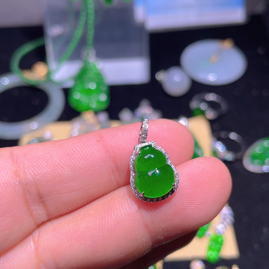 翡翠吊坠(不含链)18K金镶嵌翡翠