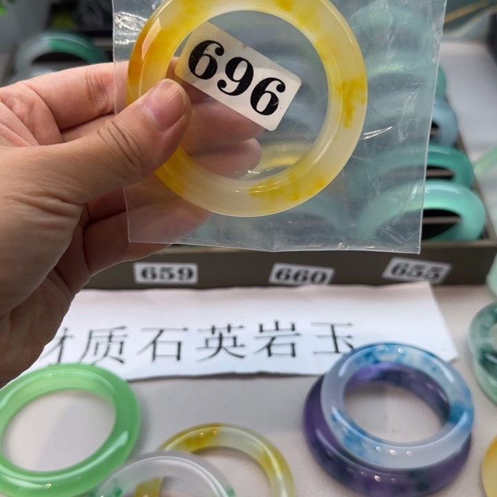 玉叁***。时尚飘花手镯
