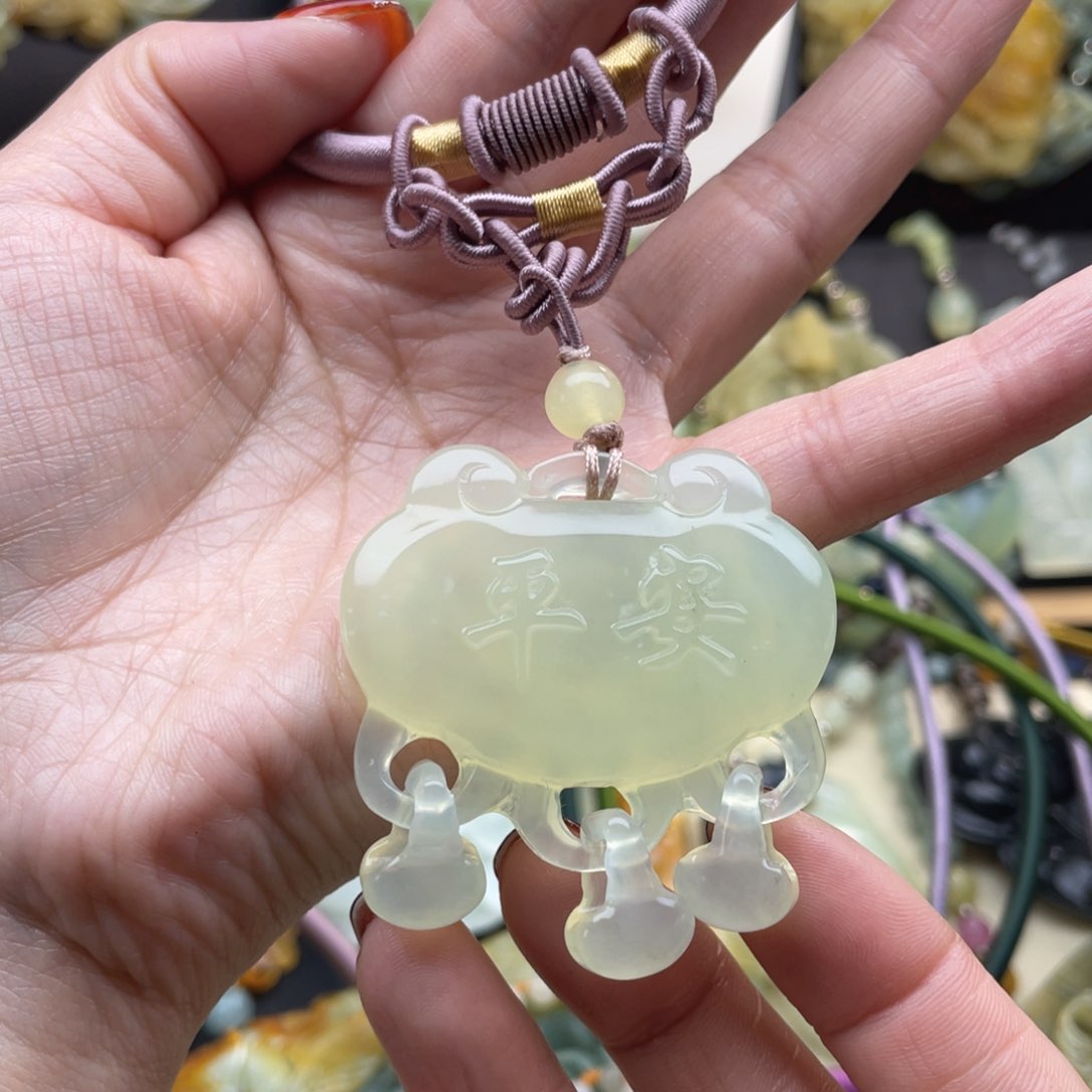 蛇纹石玉颈饰未镶嵌