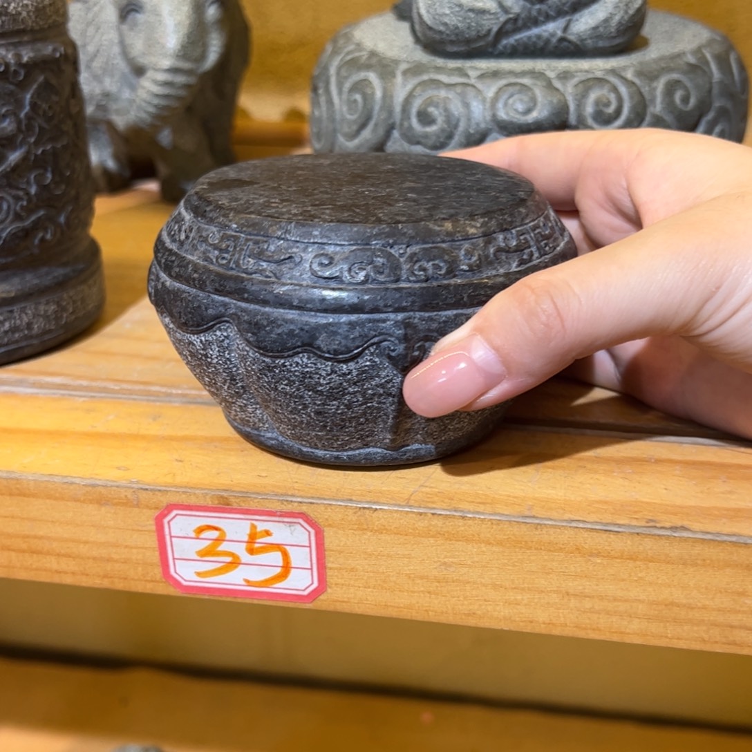 R***y石材黑金沙底座摆件