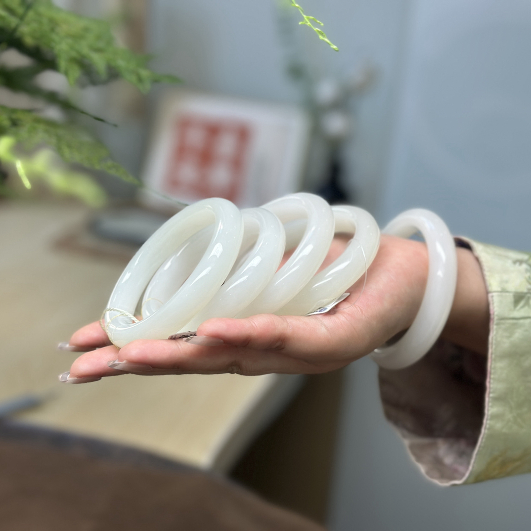 和田玉羊脂白玉手镯，圈口齐全，特价福利款
