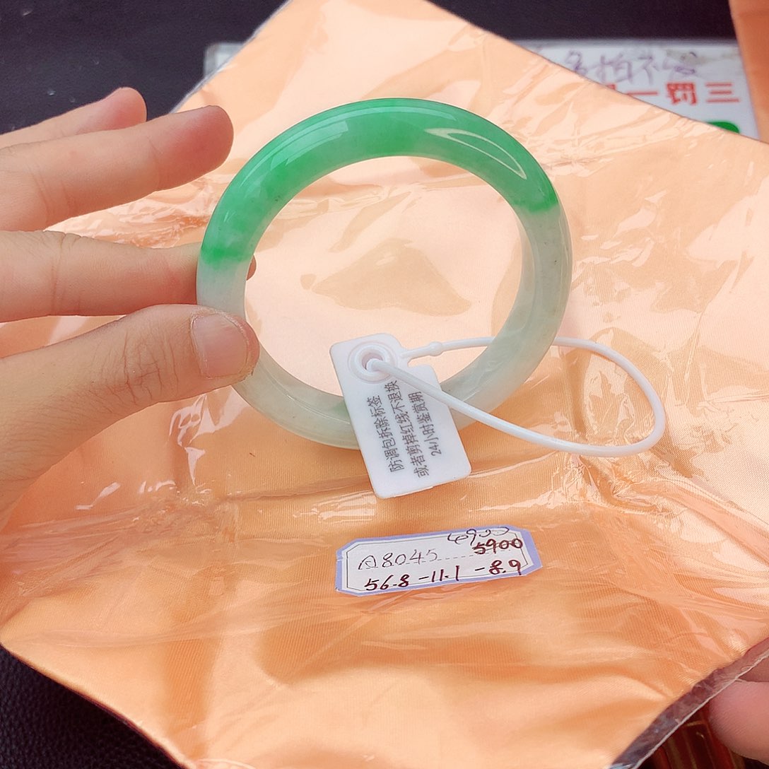 翡翠手镯未镶嵌翡翠