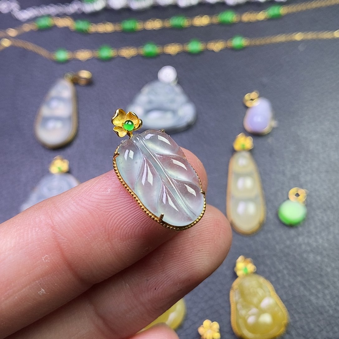 颈饰18K金镶嵌翡翠