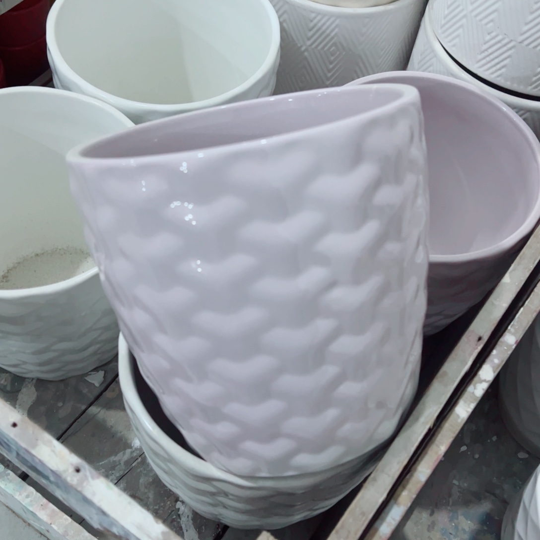 有孔，陶瓷花盆满10米包邮发货。微瑕介意慎拍