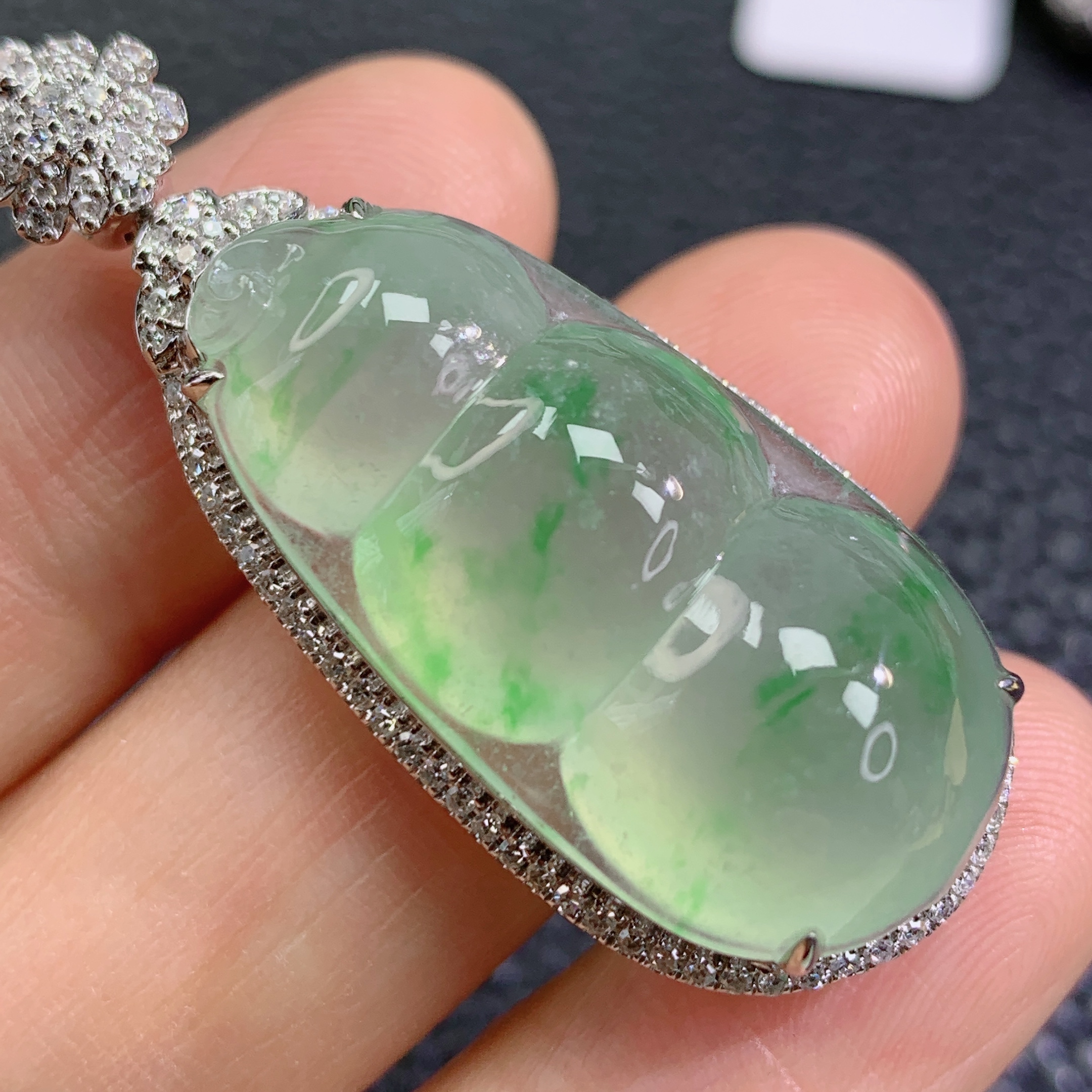 天然A货缅甸翡翠冰种厚装飘绿福豆镶嵌18k金加钻吊坠气质精美