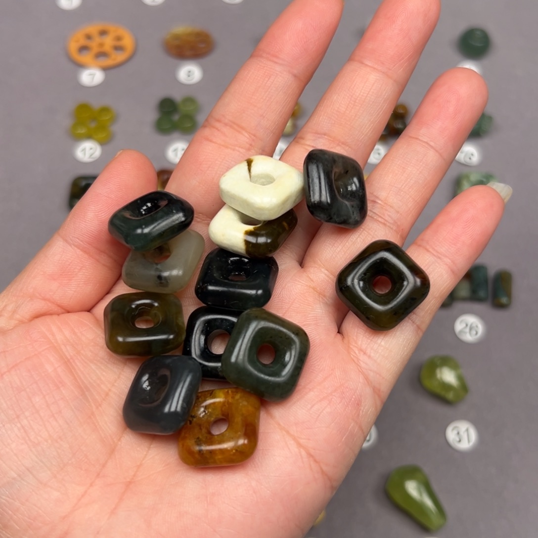 未镶嵌蛇纹石玉颈饰R**y微瑕不退不换