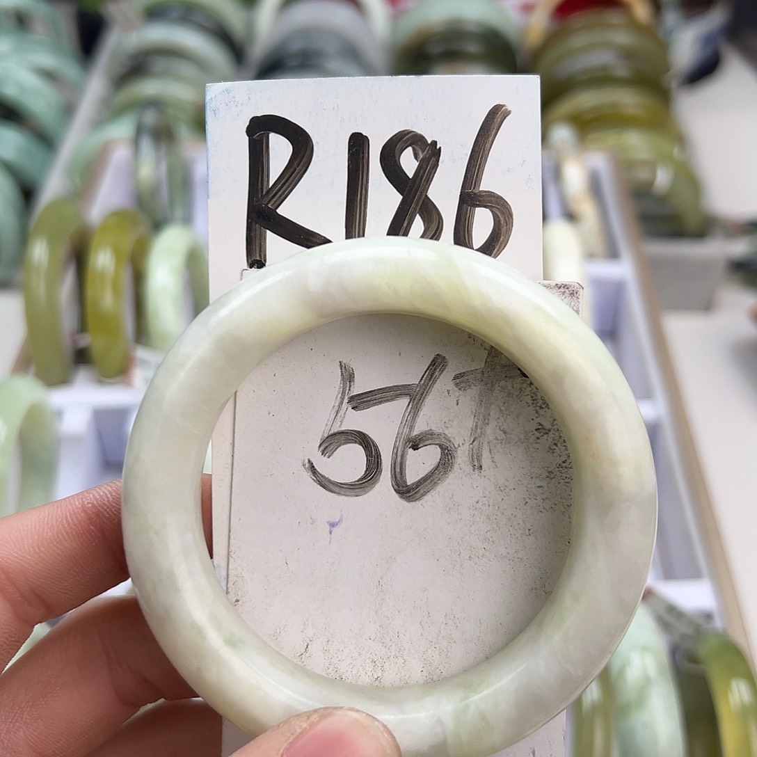 岫玉手镯未镶嵌天然岫玉微瑕，可以正常佩戴