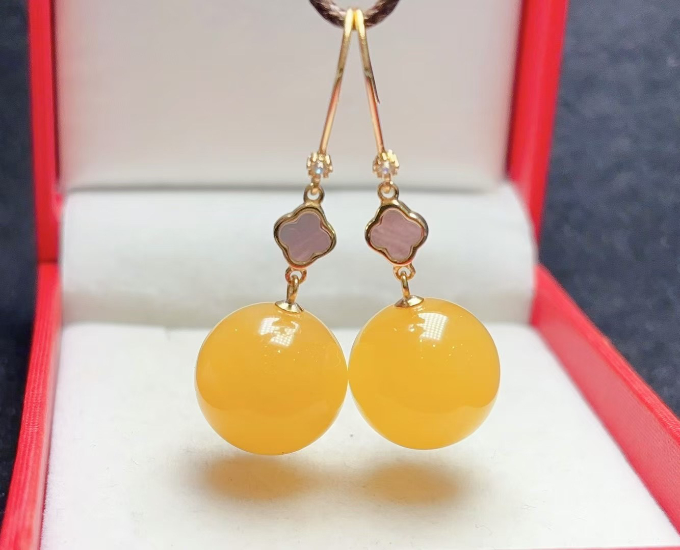 （花花珠宝）天然蜜蜡鸡油黄圆珠耳环925银镶嵌