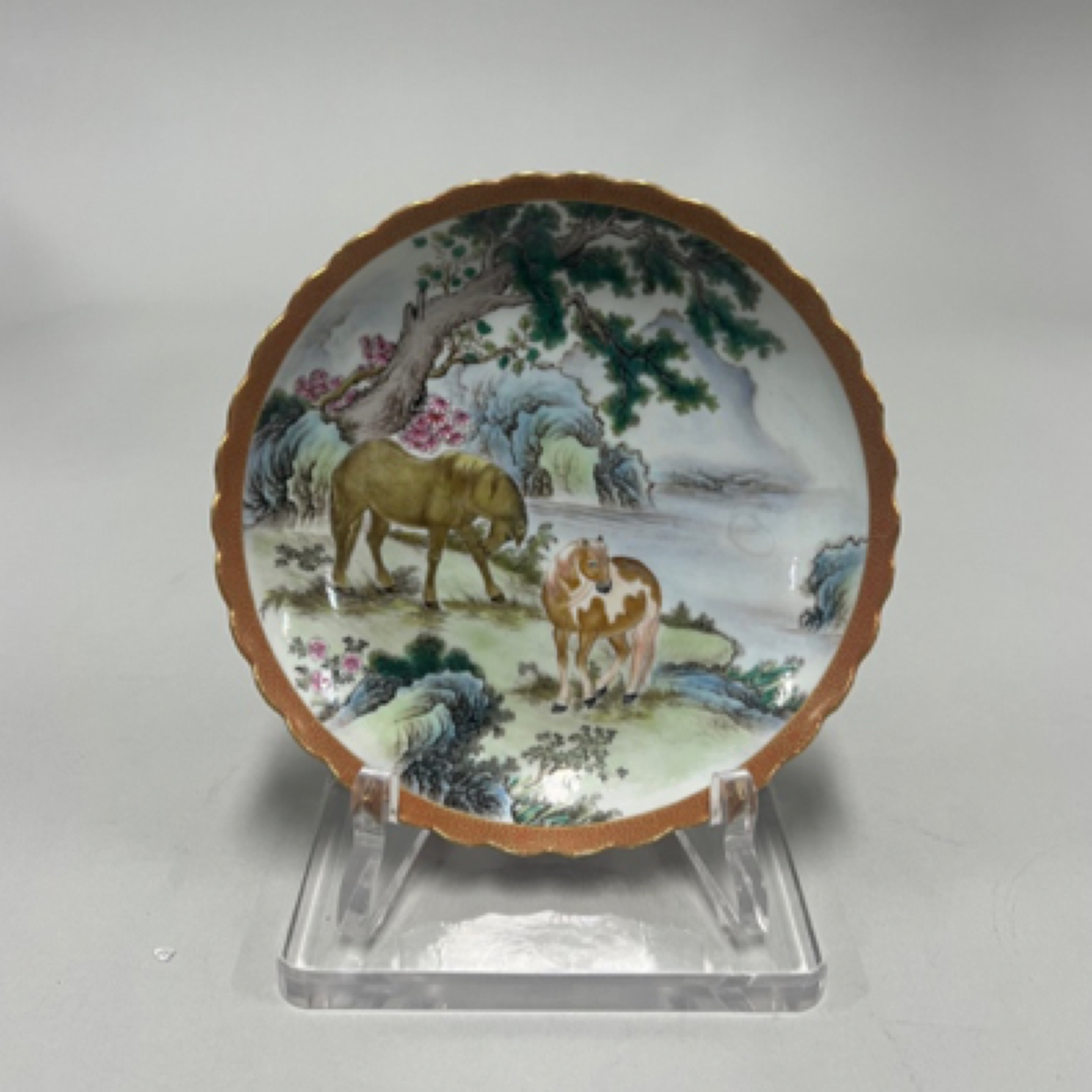 清 外珊瑚红内洋彩双骏图花口盘