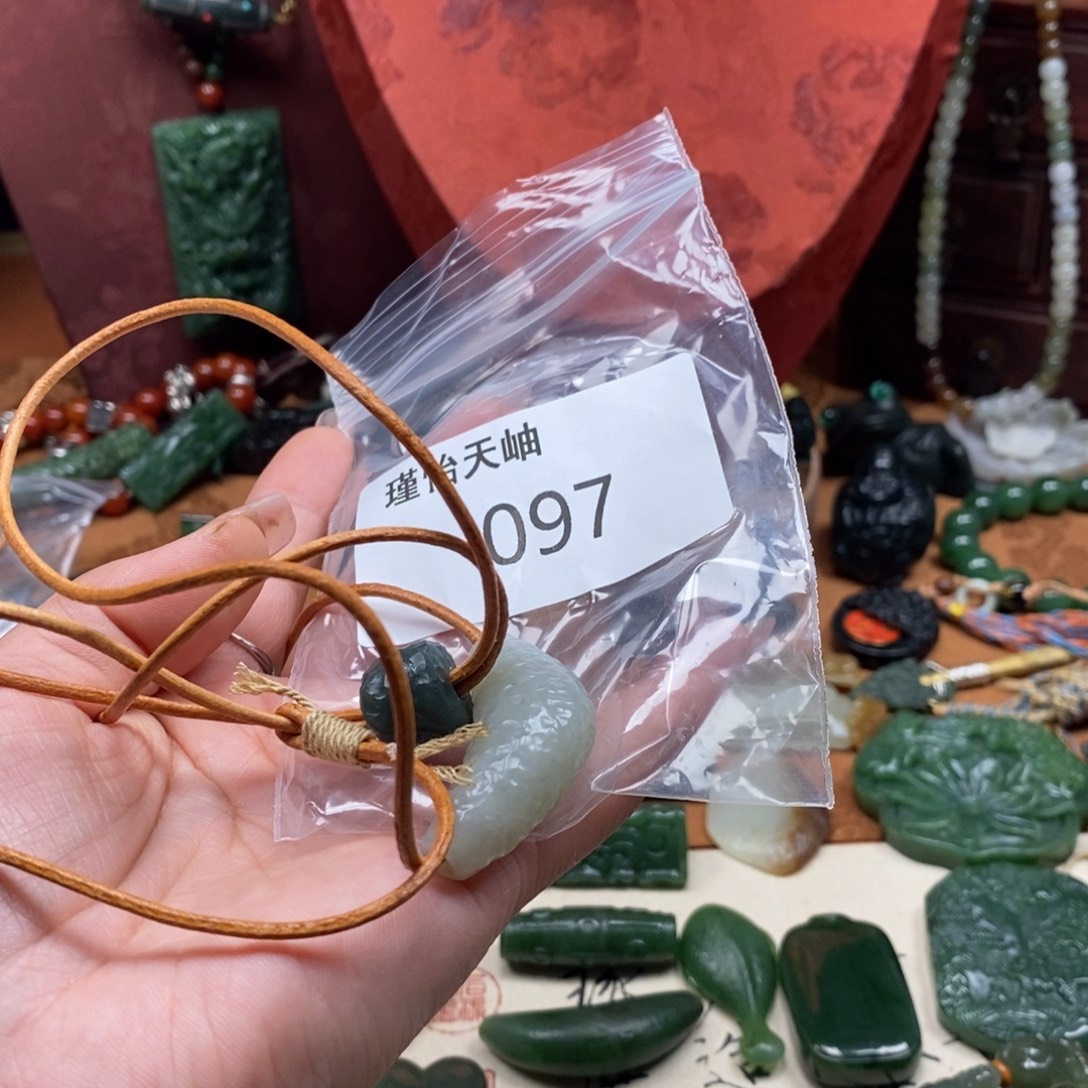 元****和田玉未镶嵌颈饰