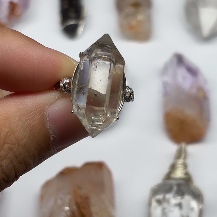 维***罐银S925镶嵌水晶戒指