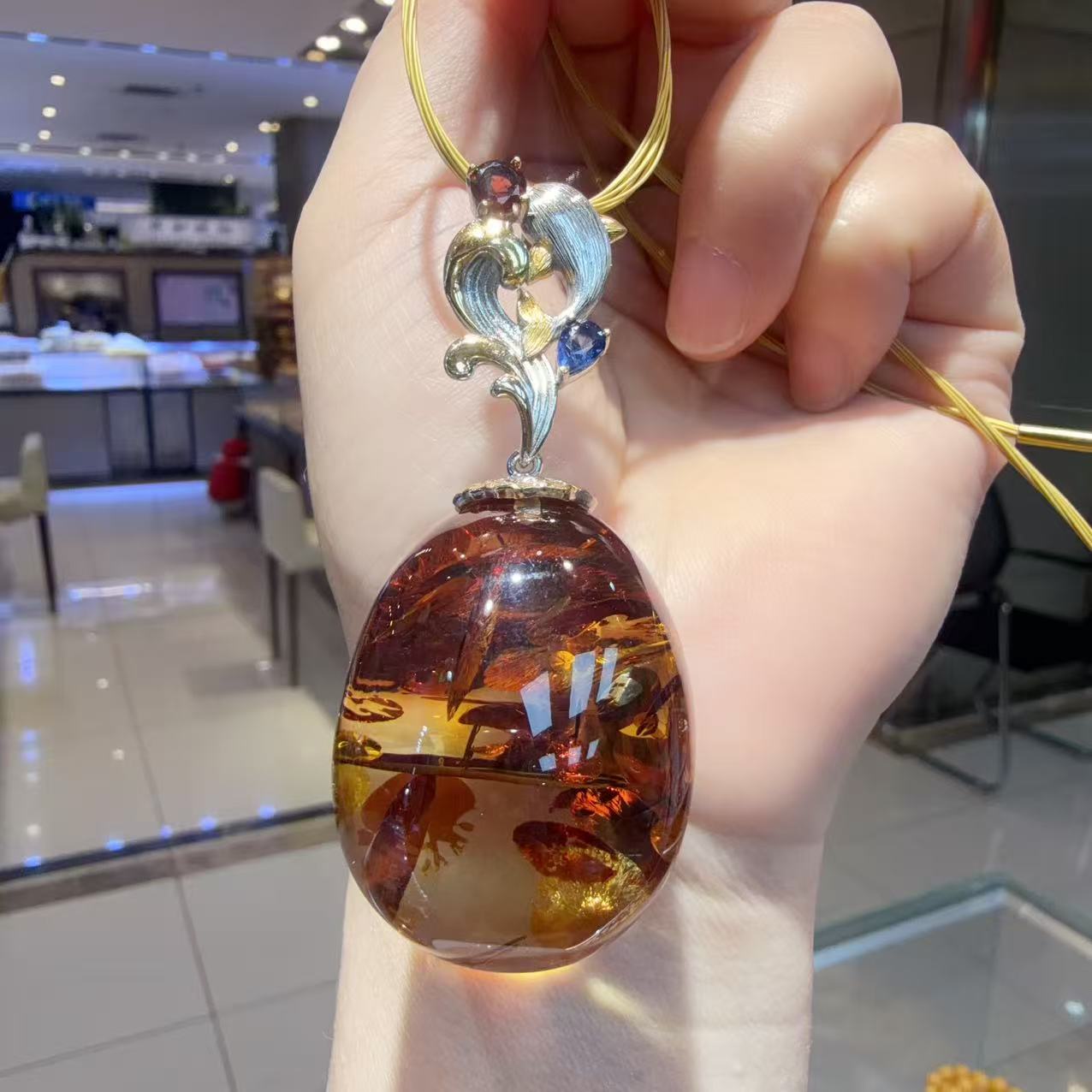 花珀吊坠 银镶嵌天然琥珀流光溢彩立体蛋面精美吊坠