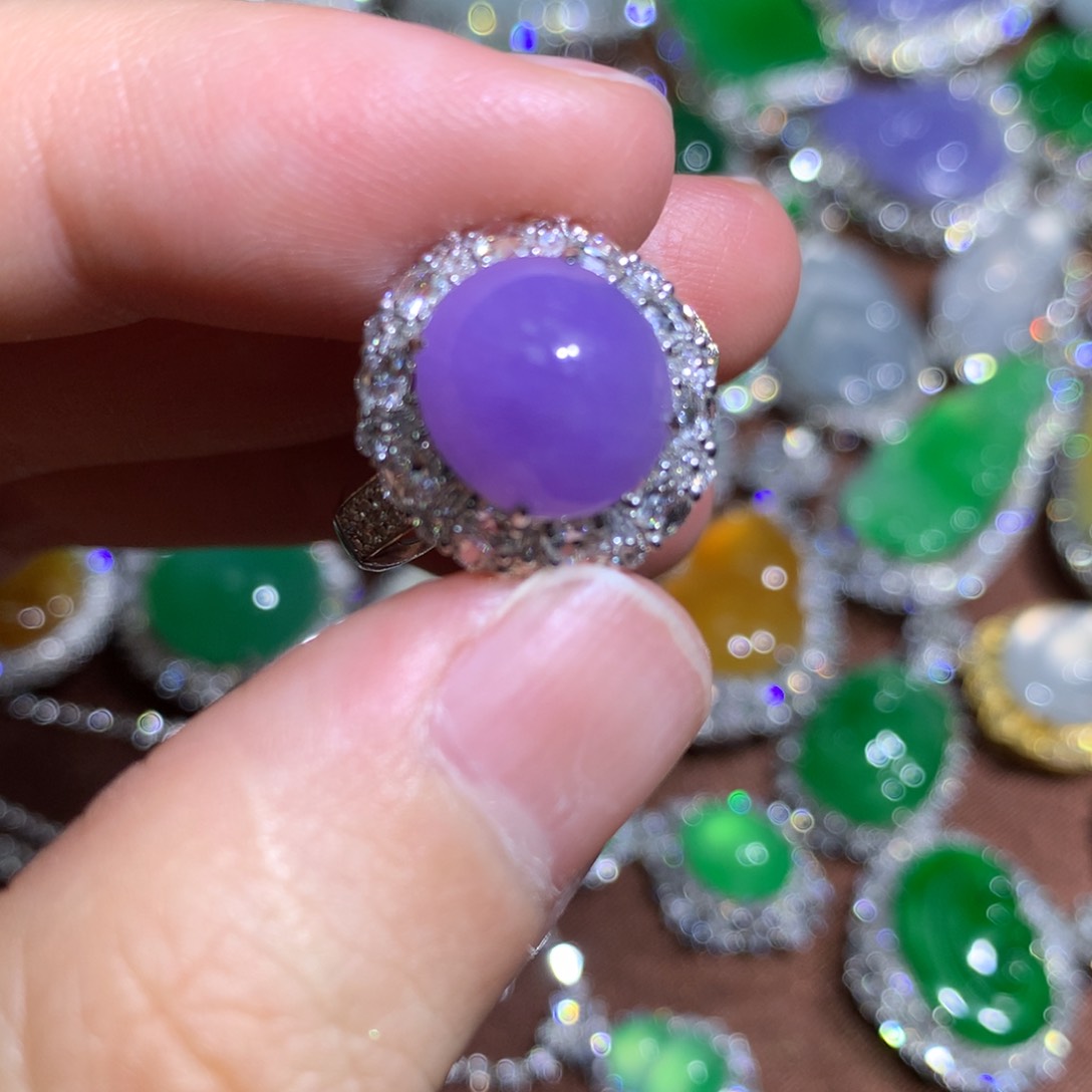 翡翠戒指18K金镶嵌杨**刀戒指