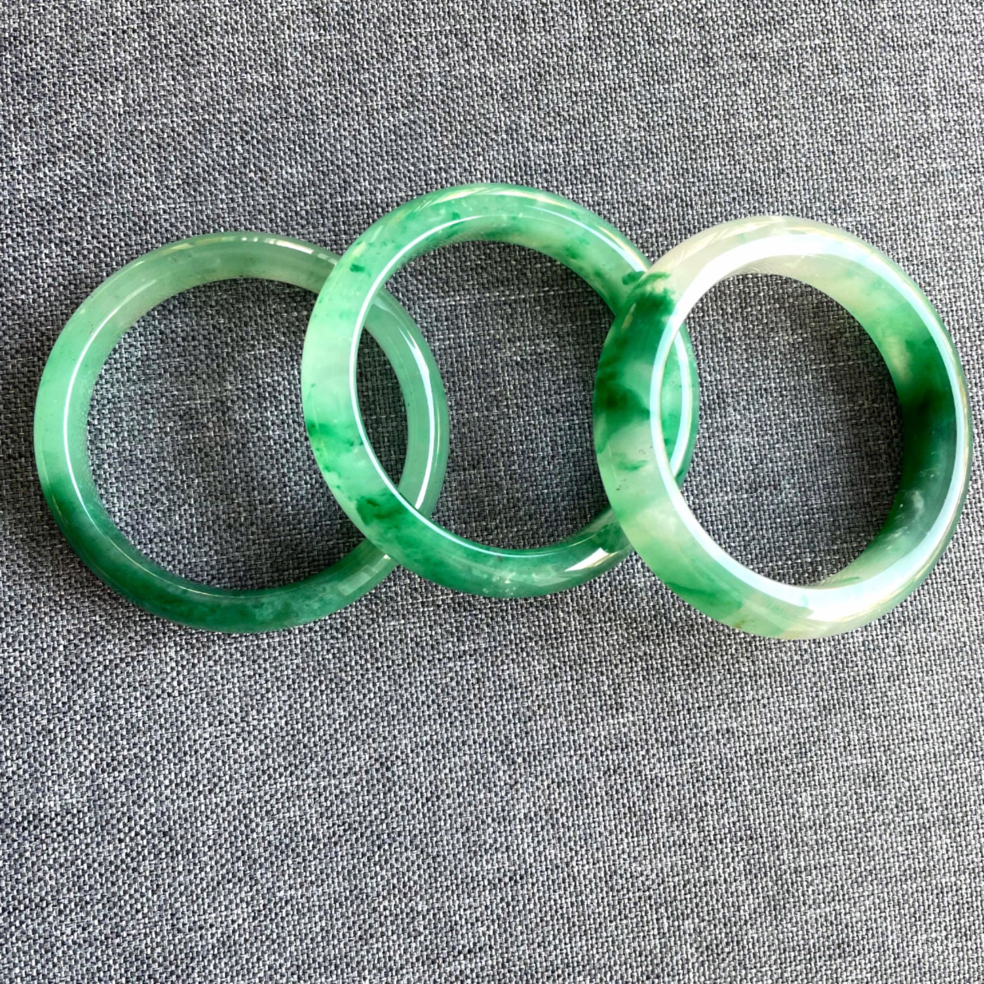 天然非洲翠冰飘花手镯一支（拍下备注圈口，多样性发其一）