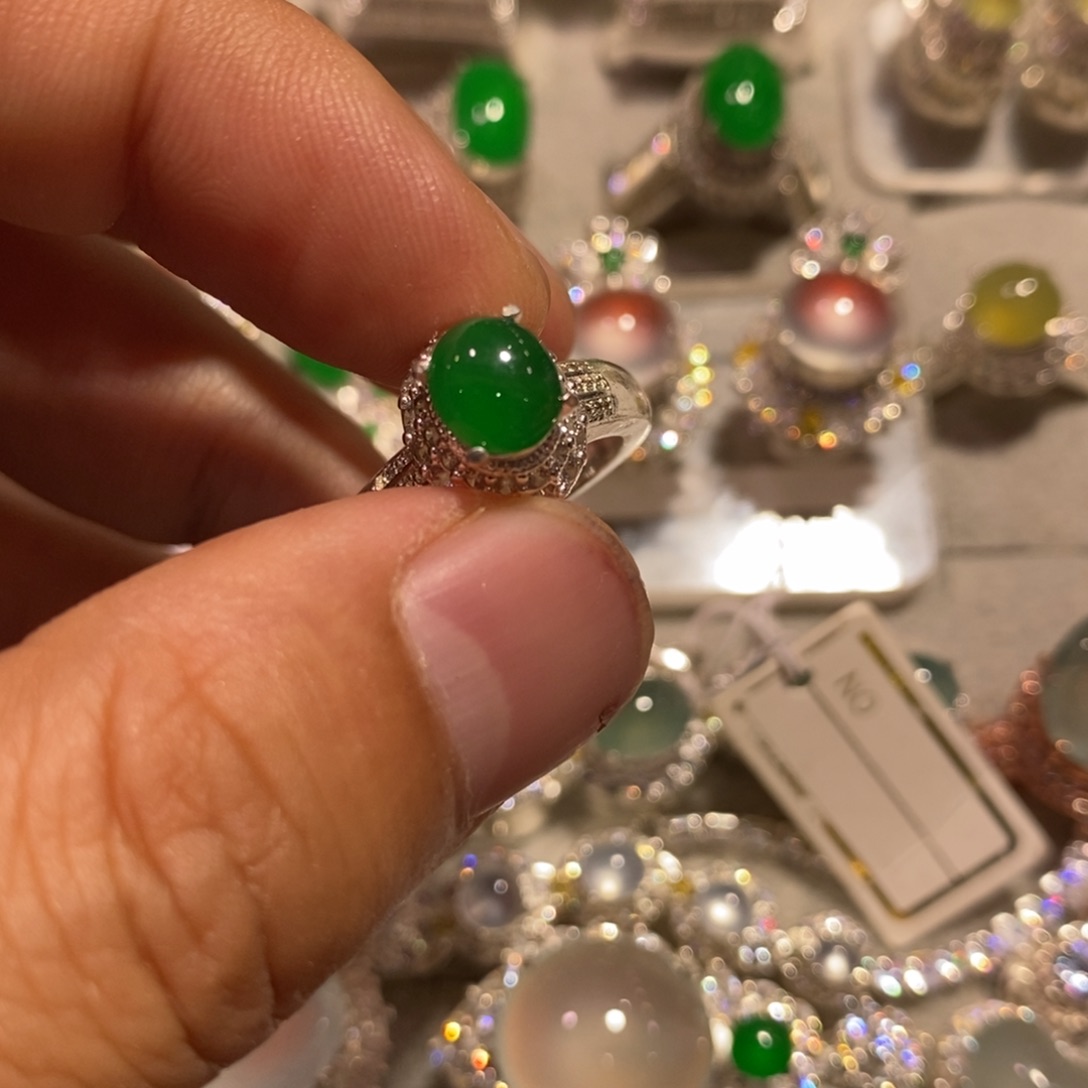 定制翡翠未镶嵌正阳绿7.7mm