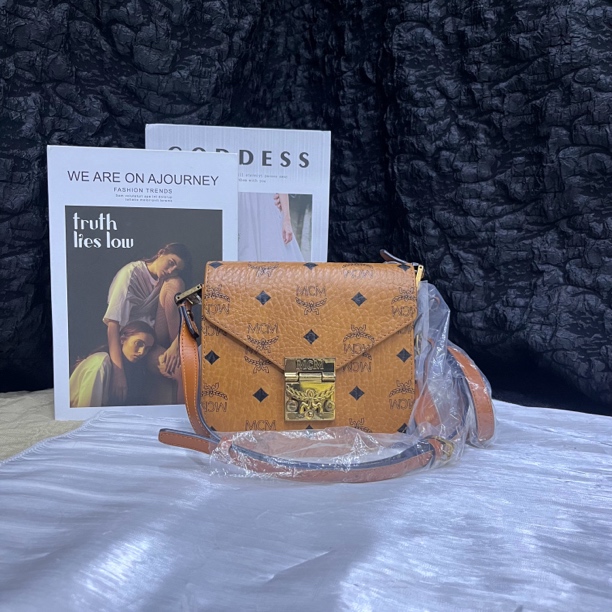 95新 MCM MCM马鞍包干邑色小号邮差斜挎包