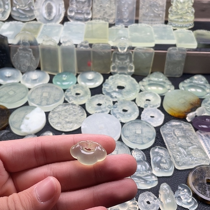 岫玉未镶嵌颈饰祥云锁