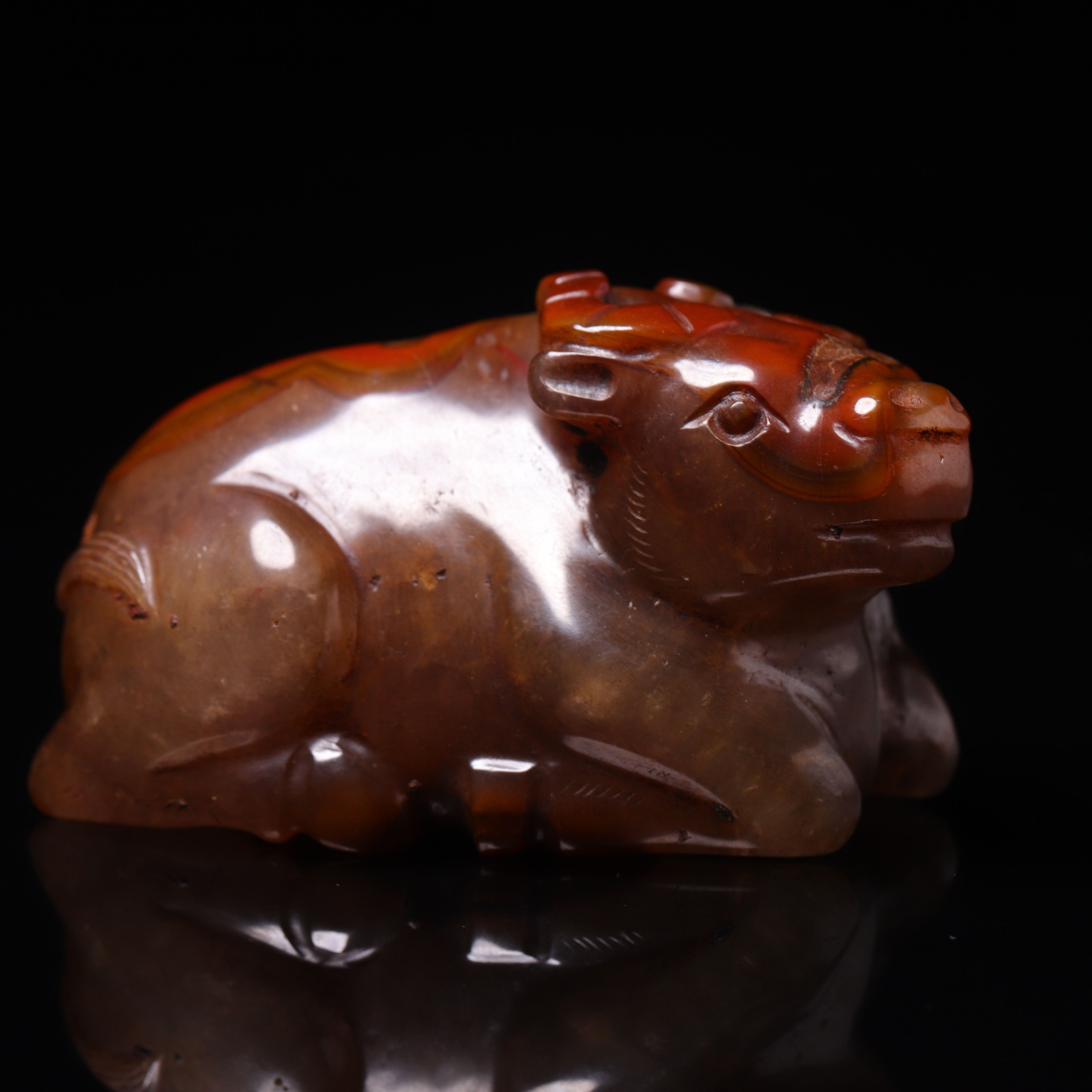 明代天然红缟玛瑙牛把件